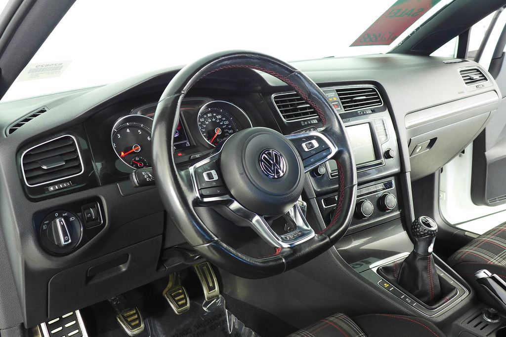 Thumbnail: 2016 Volkswagen Golf - 30