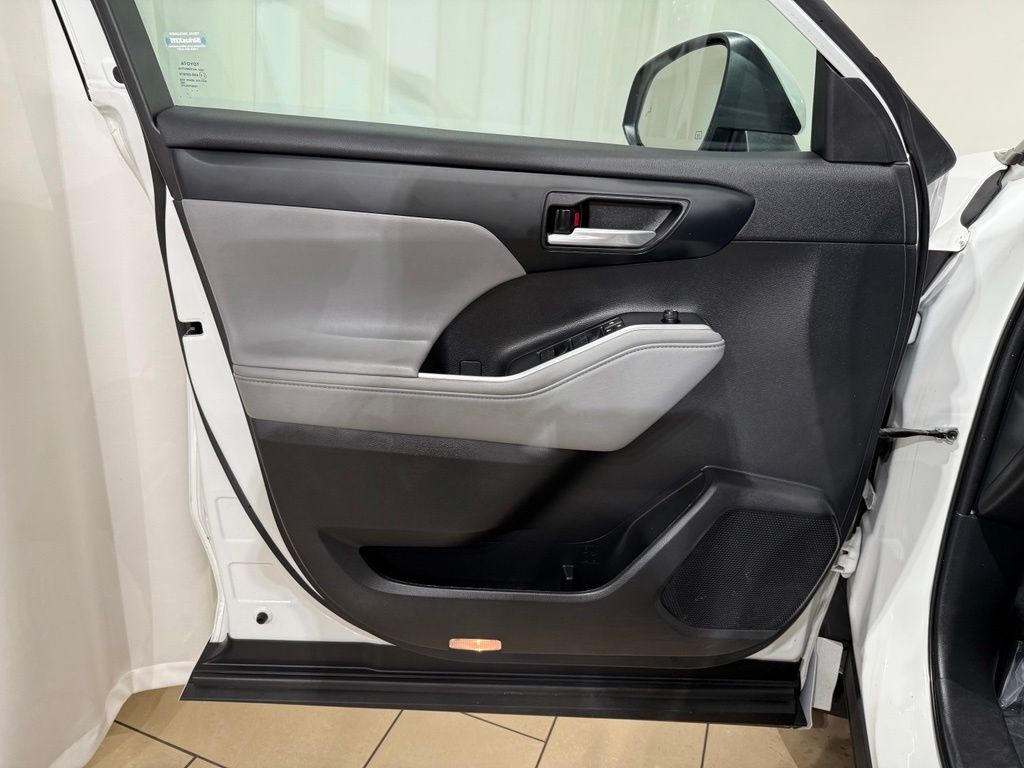 Thumbnail: 2023 Toyota Highlander - 15