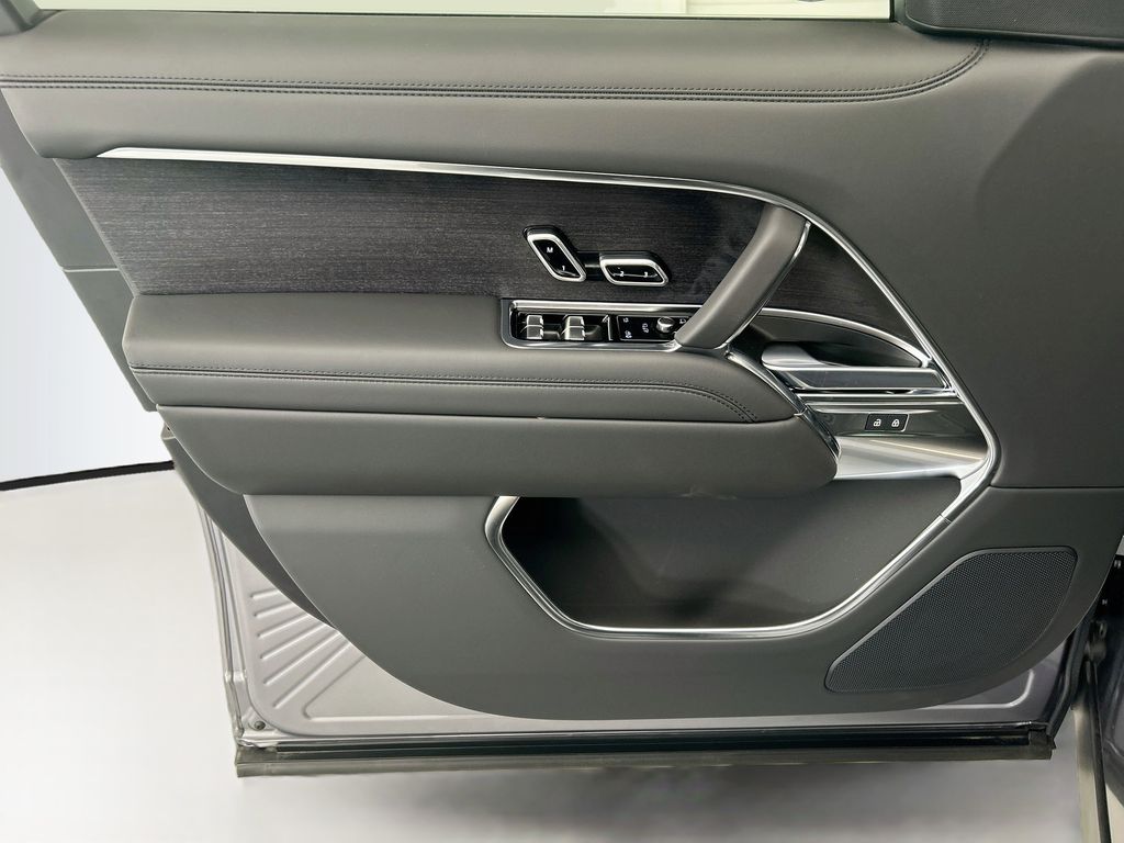 Thumbnail: 2026 Land Rover Range Rover - 23