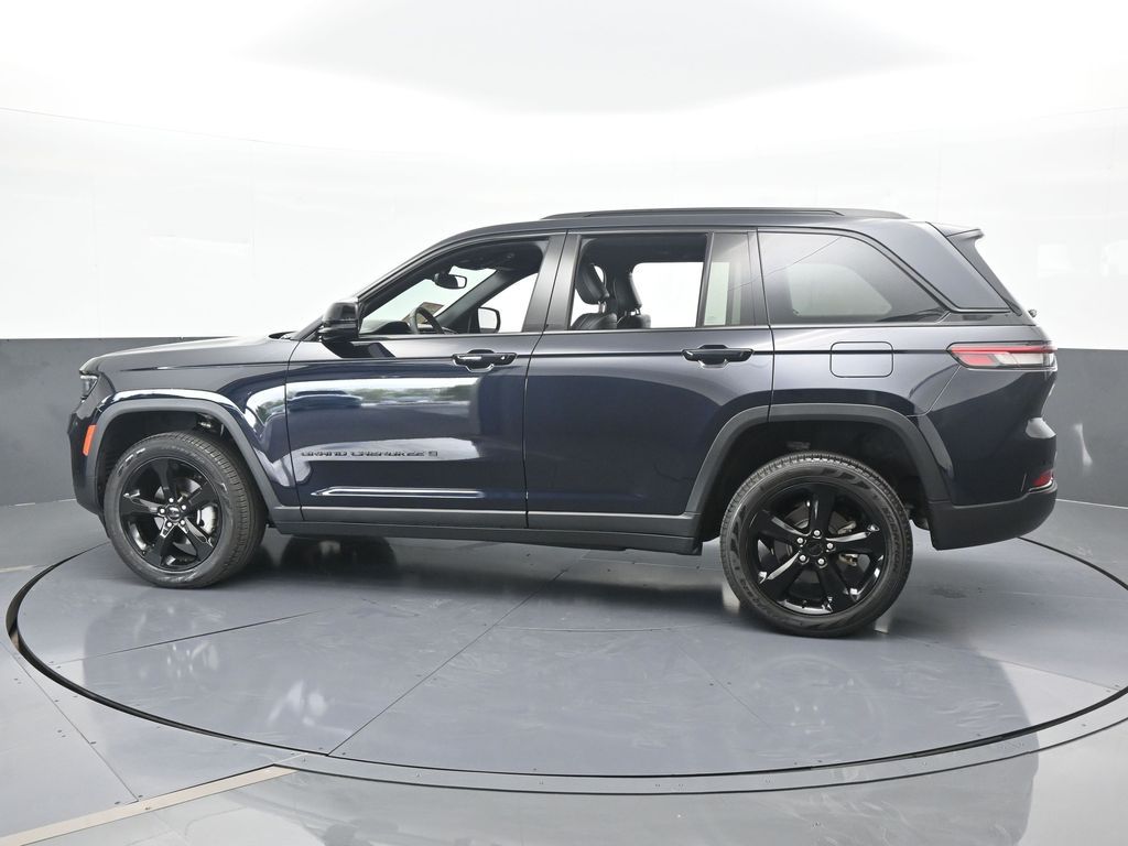 Used 2024 Midnight Sky Jeep Limited image 3