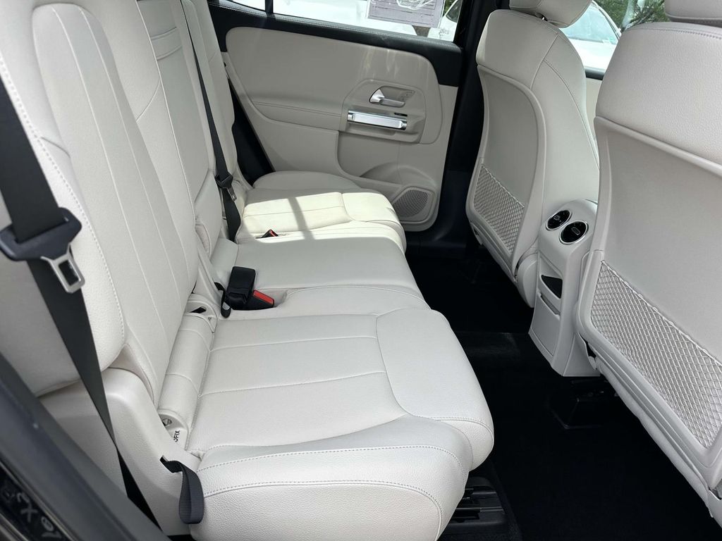 2025 Mercedes-Benz GLB 250 12