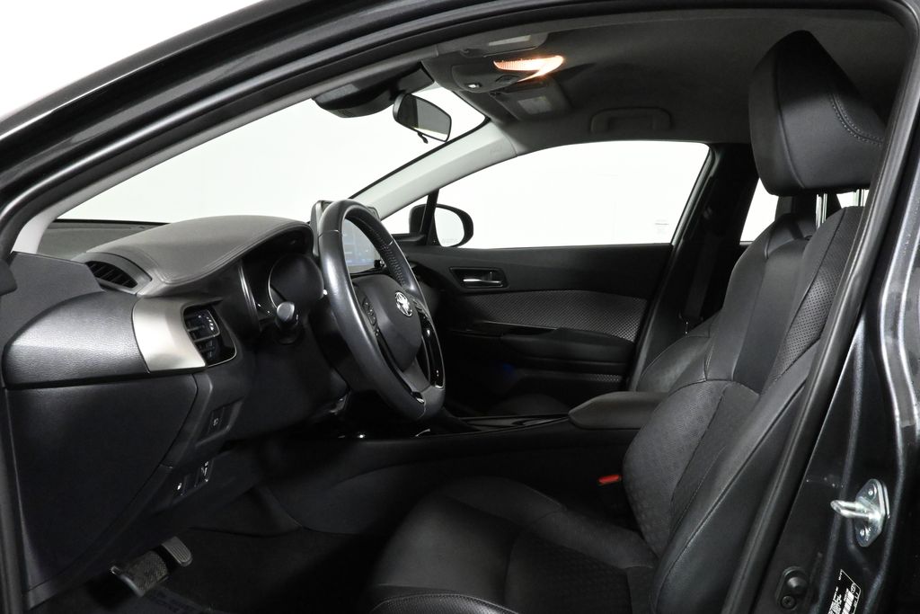 2022 Toyota C-HR XLE 3