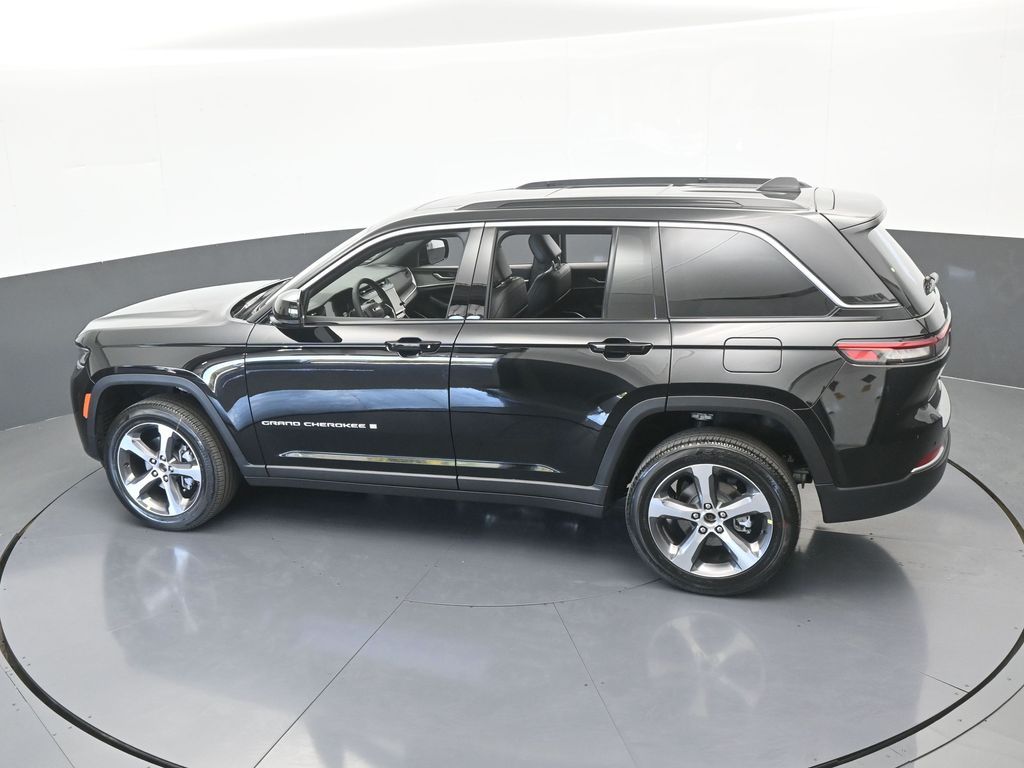 New 2026 Diamond Black Crystal Pearlcoat Jeep Limited image 44