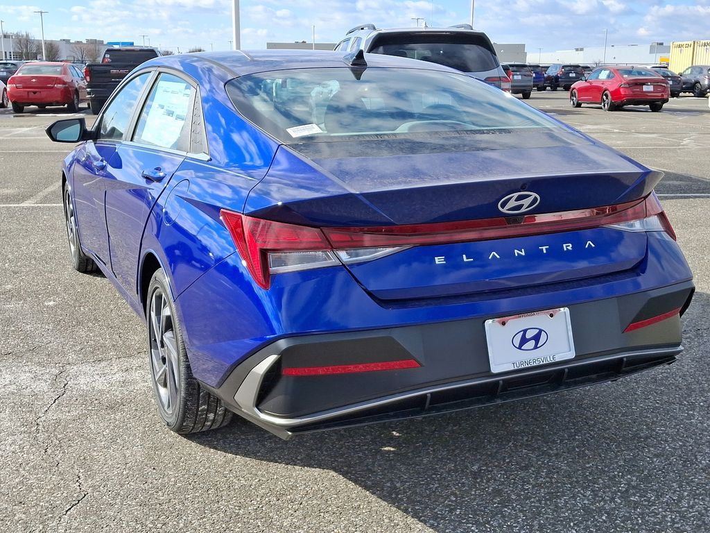 2025 Hyundai Elantra SEL 3