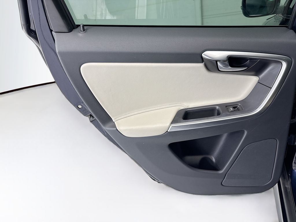 Thumbnail: 2017 Volvo XC60 - 25