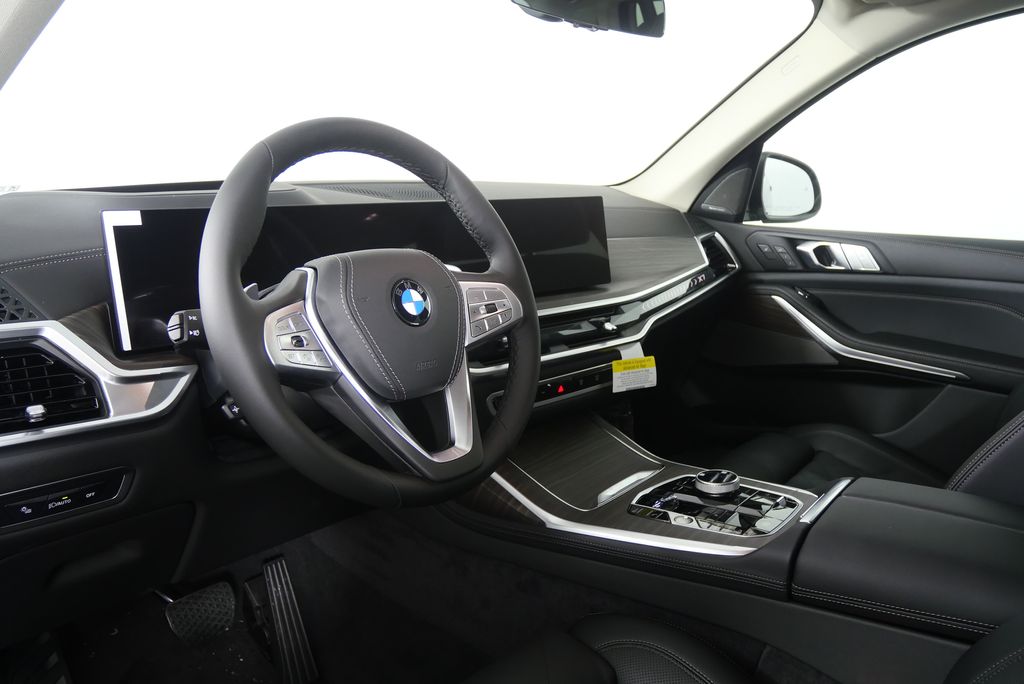 Thumbnail: 2026 BMW X7 - 13