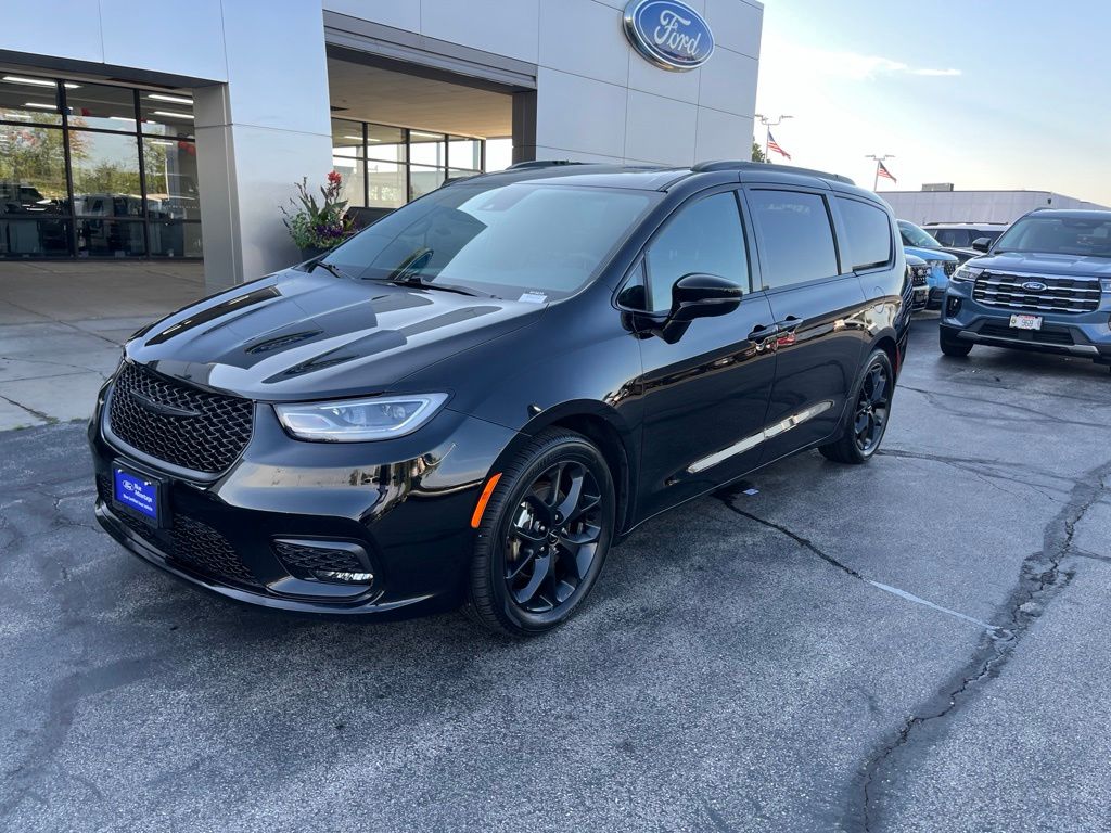 Diamond Black Crystal Pearlcoat 2025 Chrysler Pacifica Minivan Front-Wheel Drive 9-Speed Automatic