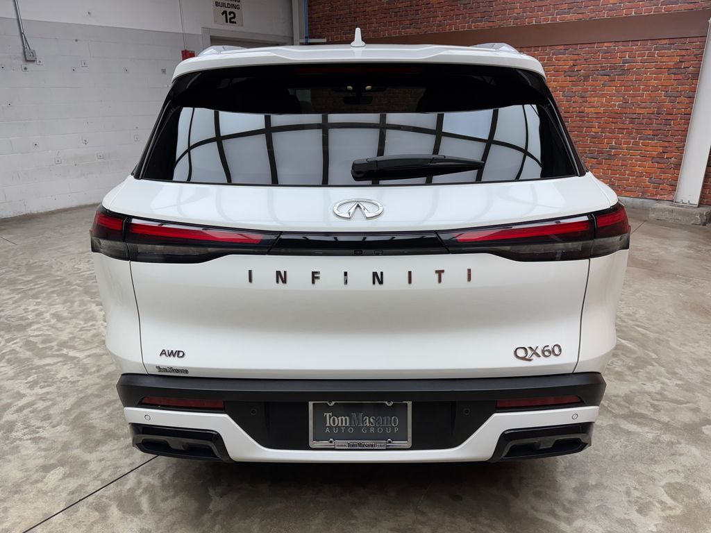 Used 2024 White INFINITI LUXE image 5