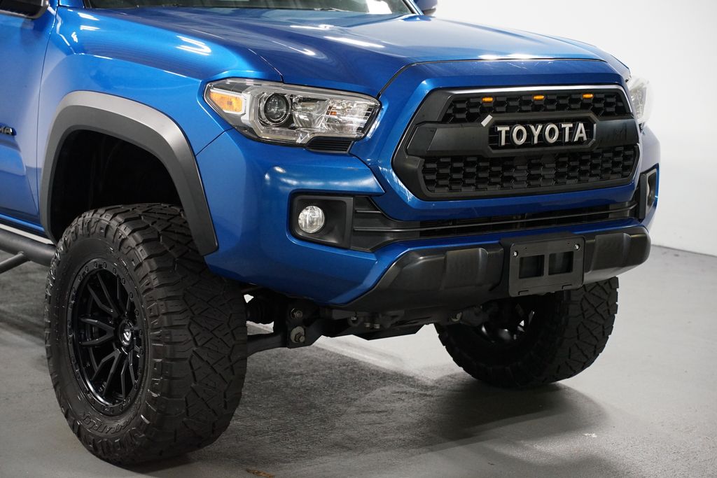 Thumbnail: 2016 Toyota Tacoma - 4