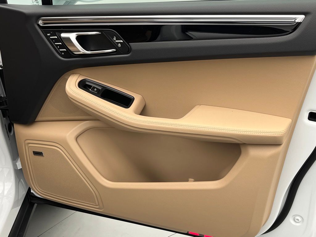 Thumbnail: 2026 Porsche Macan - 26