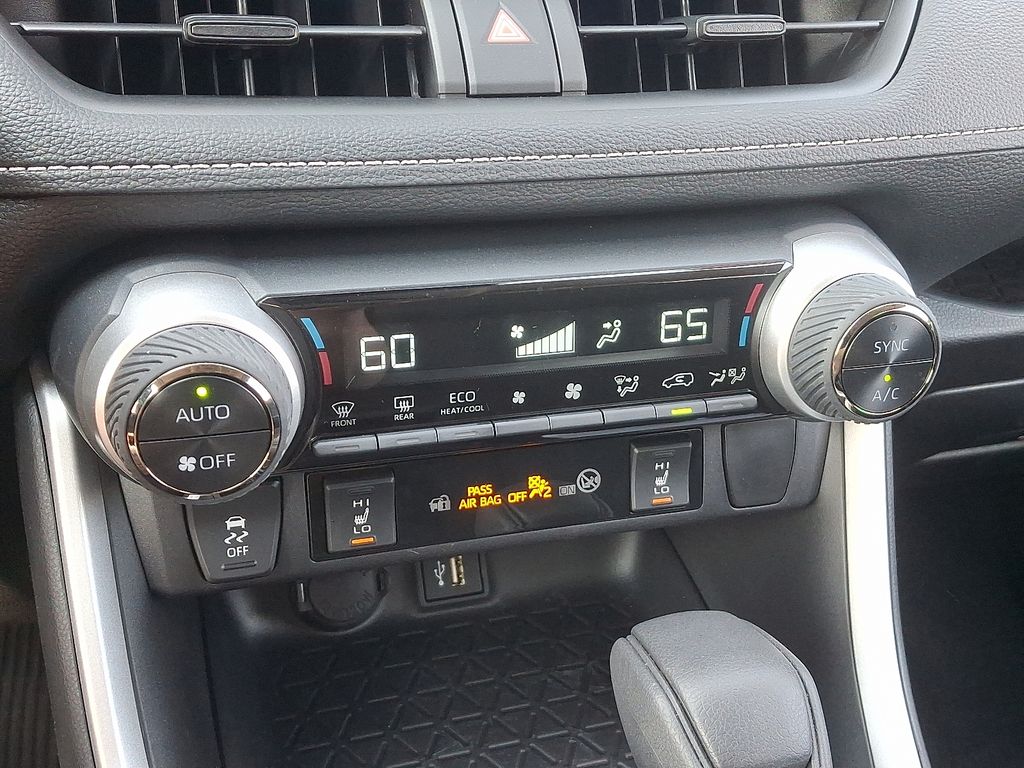 2024 Toyota RAV4 XLE 17