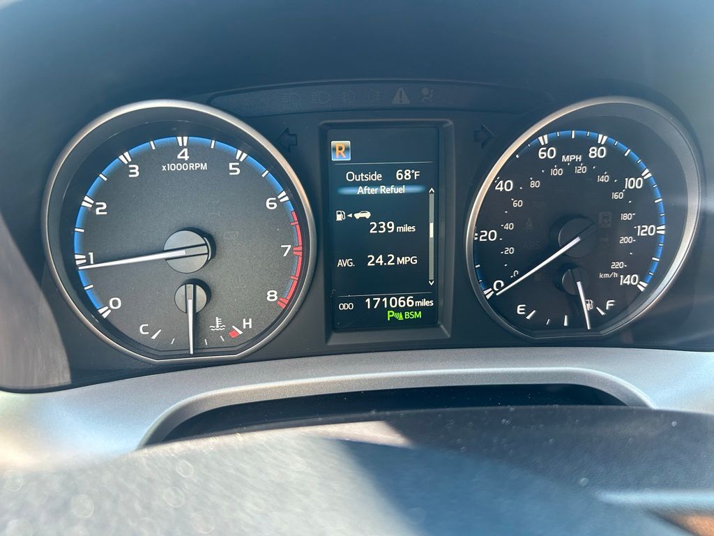 Thumbnail: 2017 Toyota RAV4 - 10