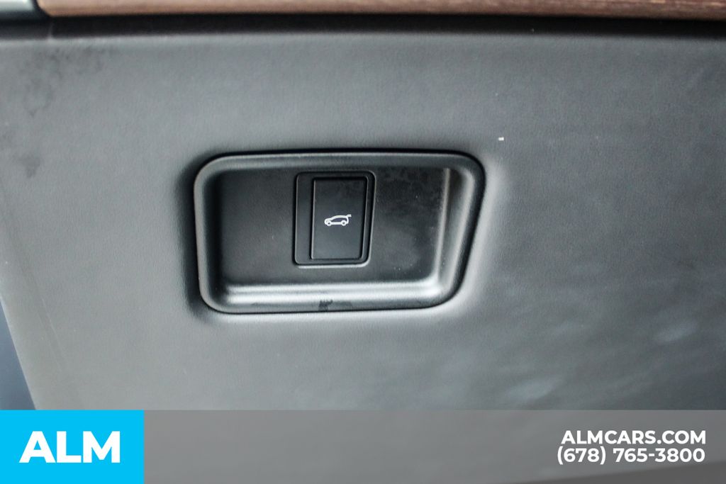 Used 2024 Black Land Rover SE image 31