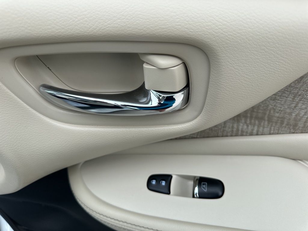 2023 Pearl White Tricoat Nissan Murano SL FWD SUV
