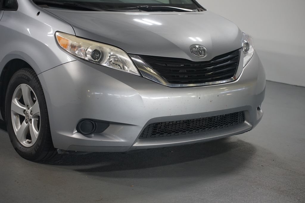 Thumbnail: 2013 Toyota Sienna - 4