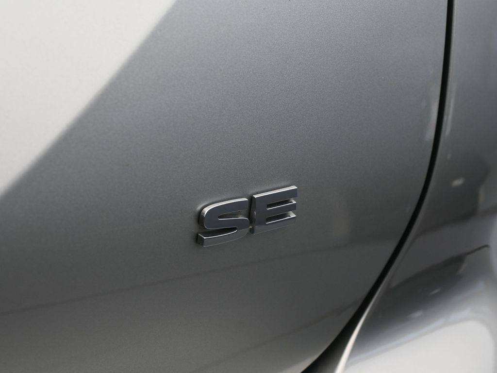 Used 2022 Alloy Silver Metallic Mitsubishi SE image 42