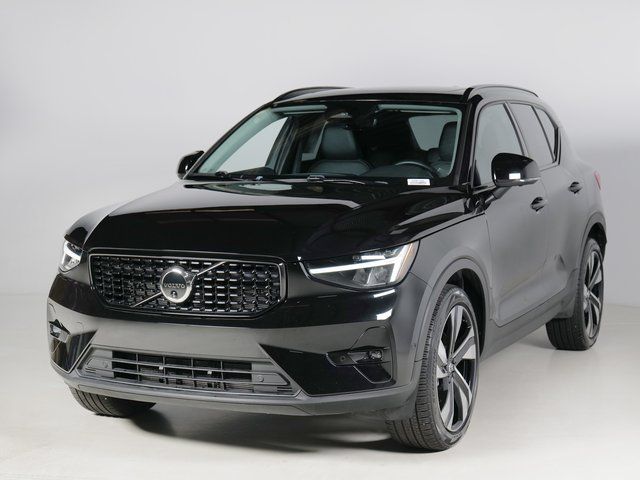 2025 Volvo XC40 B5 Plus Dark Theme