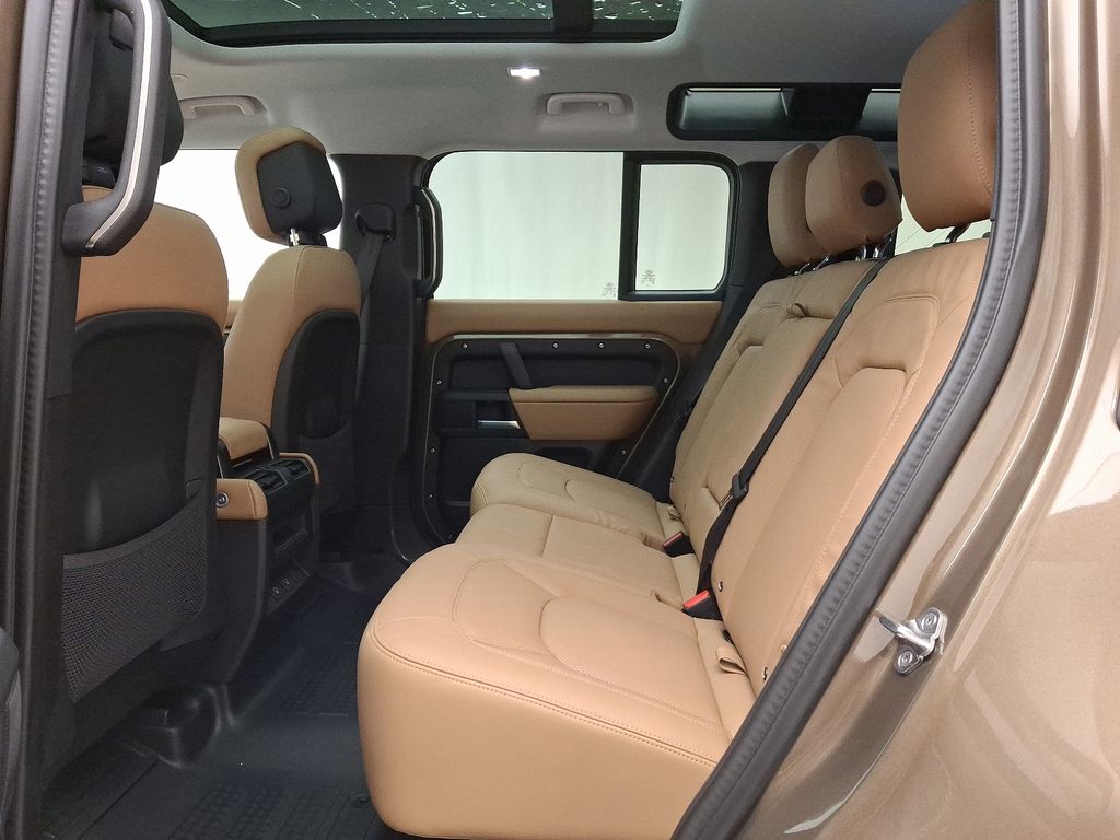 2025 Land Rover Defender 110 6