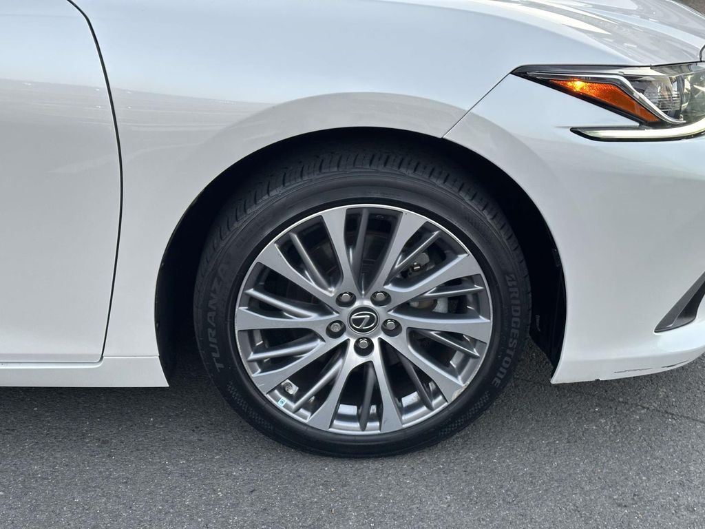 Thumbnail: 2021 Lexus ES - 17