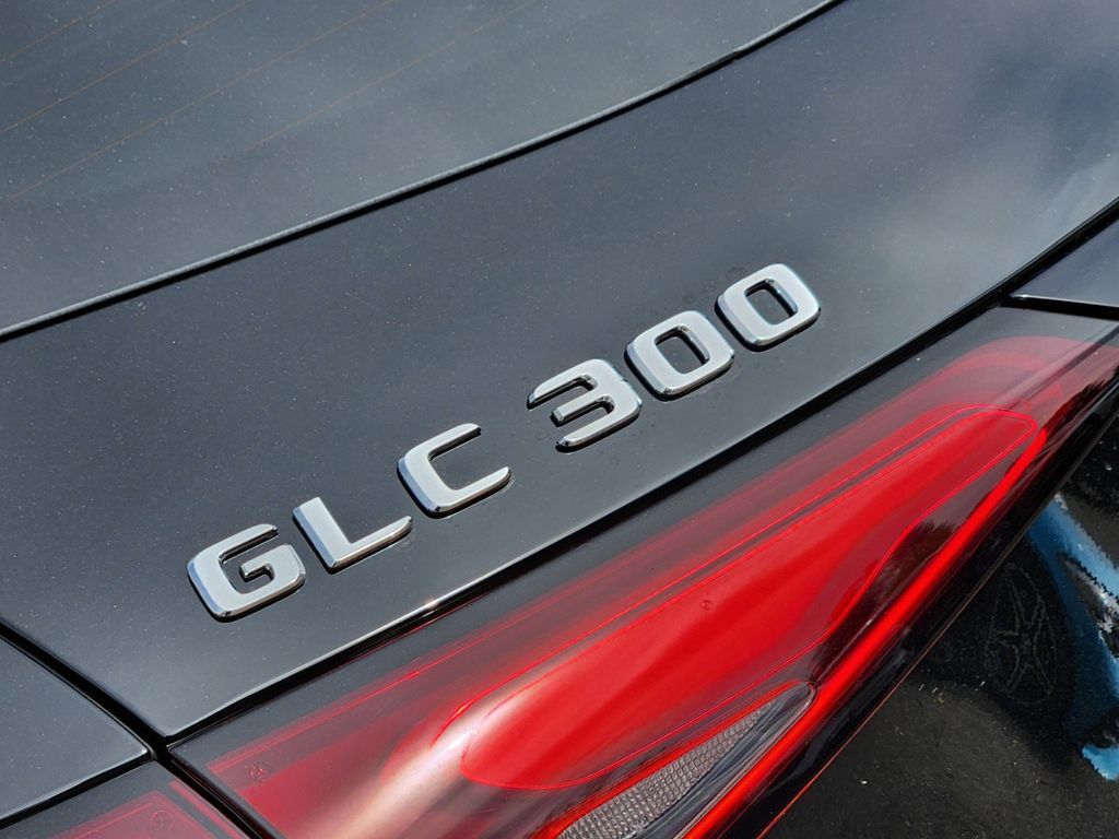 2025 Mercedes-Benz GLC GLC 300 8