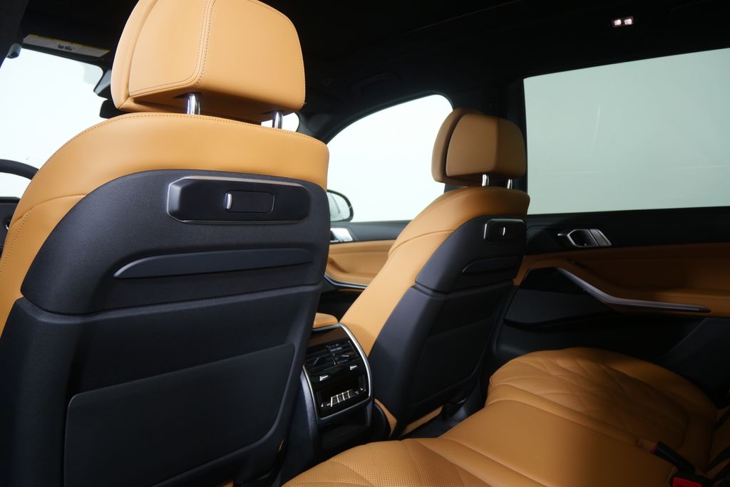 Thumbnail: 2027 BMW X7 - 18