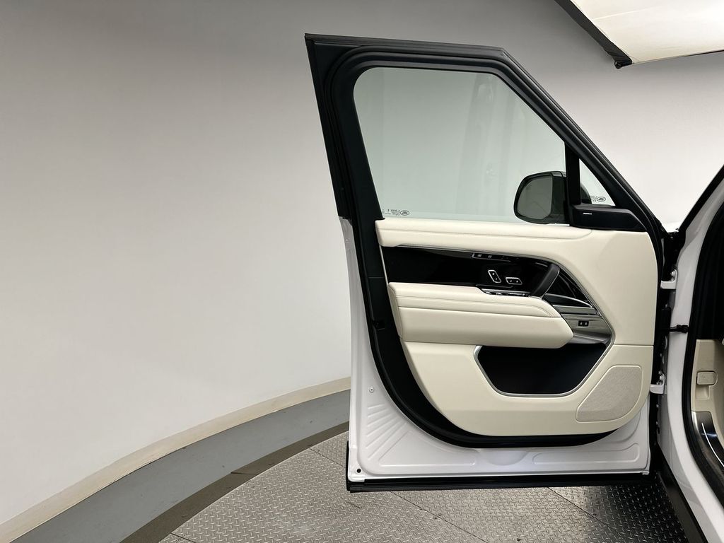 Thumbnail: 2025 Land Rover Range Rover - 7