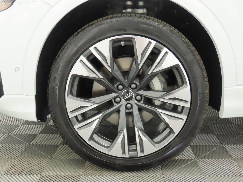 Thumbnail: 2025 Audi Q8 - 32