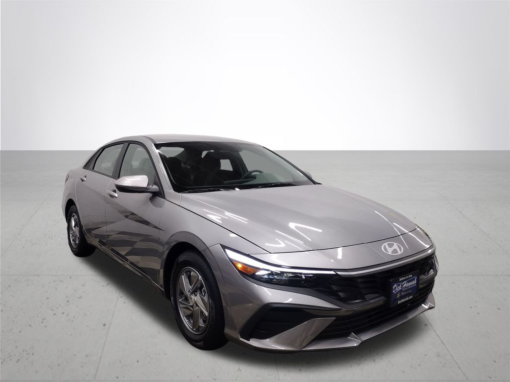 2025 Hyundai Elantra SE photo 4