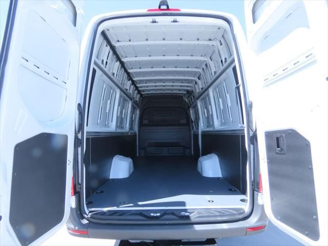 Thumbnail: 2025 Mercedes-Benz Sprinter - 26
