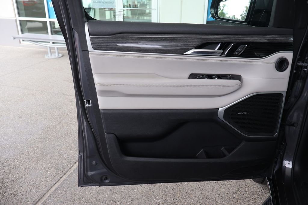2022 Jeep Wagoneer Series III 26