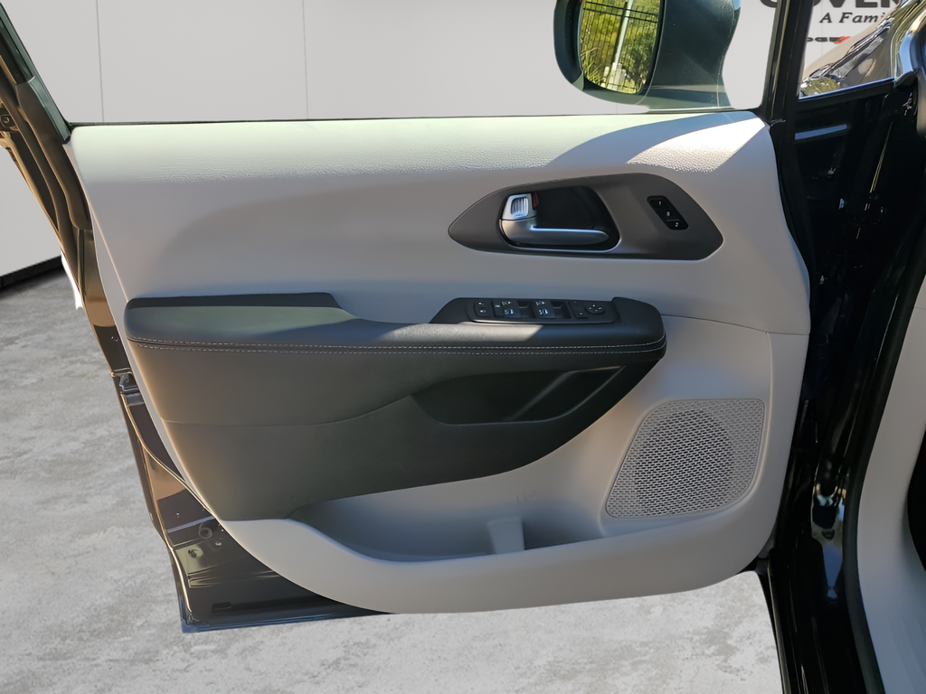 Used Car 2023 Chrysler Pacifica  Touring L For Sale Under $40,000 In Austin, Texas