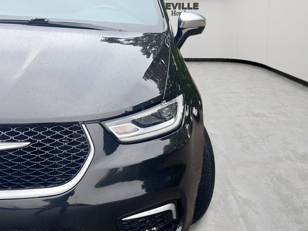 Used 2023 Brilliant Black Crystal Pearlcoat Chrysler Pinnacle image 5