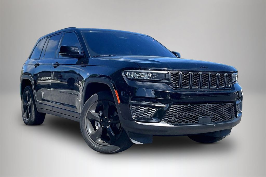 Diamond Black Crystal Pearlcoat 2022 Jeep Grand Cherokee Altitude RWD SUV / Crossover 4X2 8-Speed Automatic