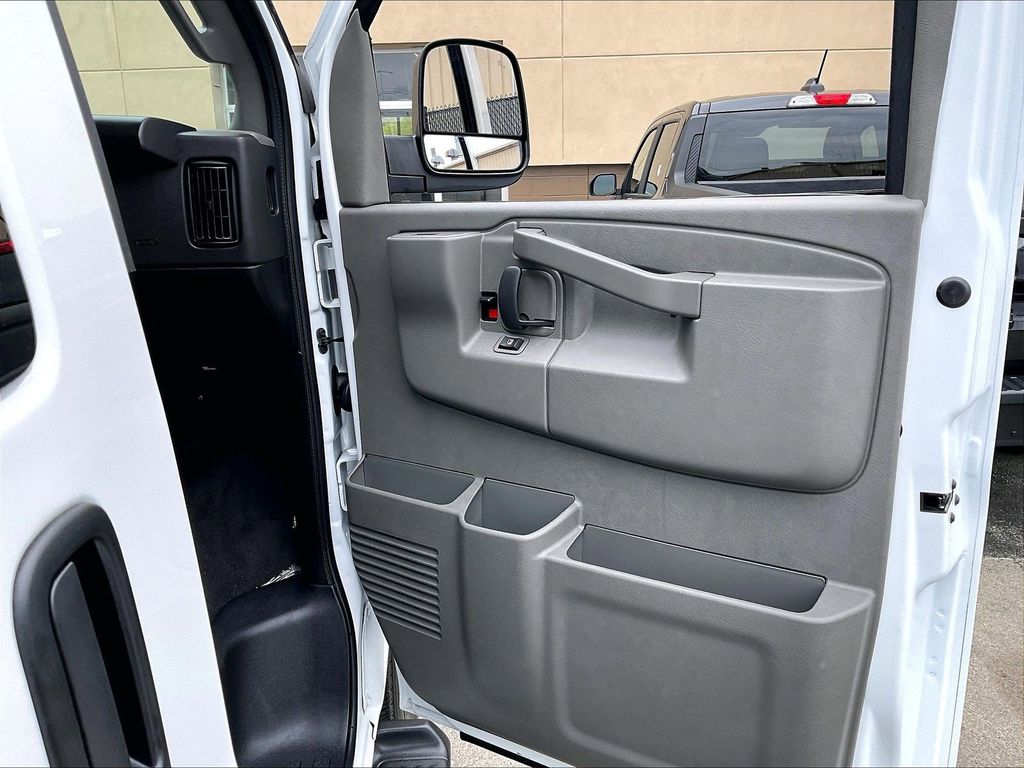 2025 Chevrolet Express 3500 — photo 12