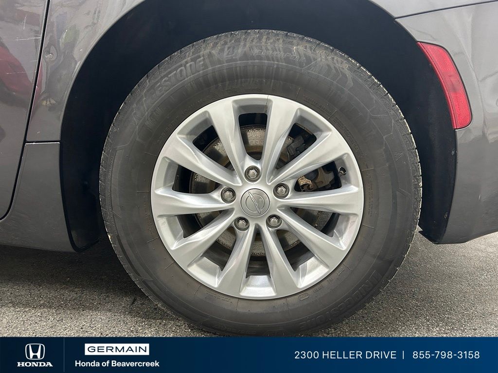 Used 2018 Gray Chrysler Touring L image 14