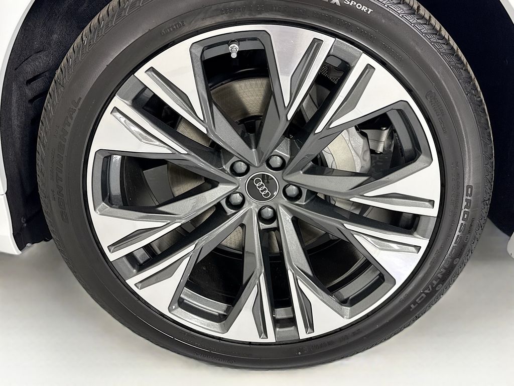 Thumbnail: 2026 Audi Q8 - 32