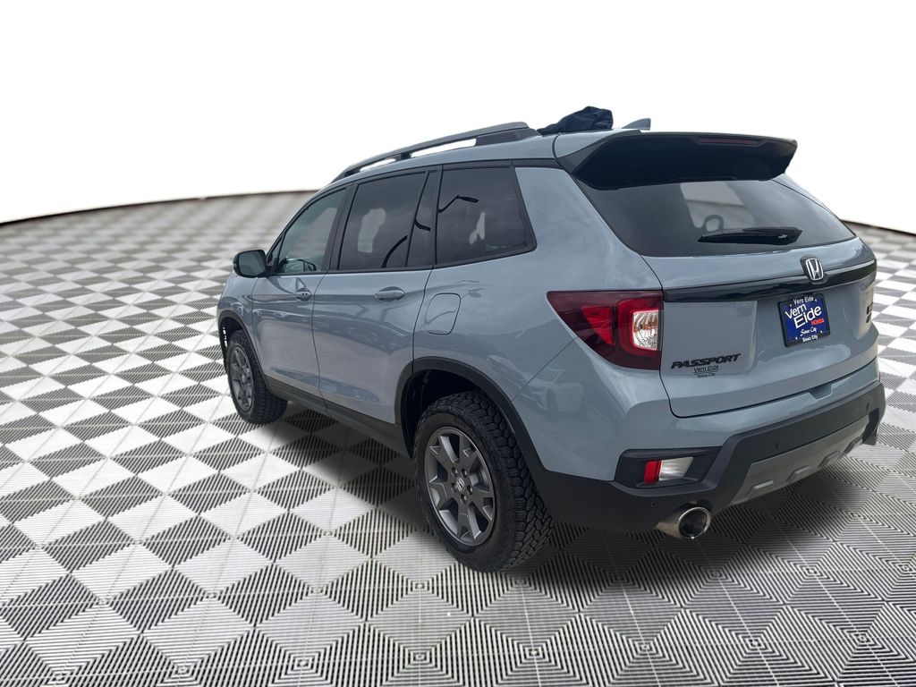 View vehicle photo 4