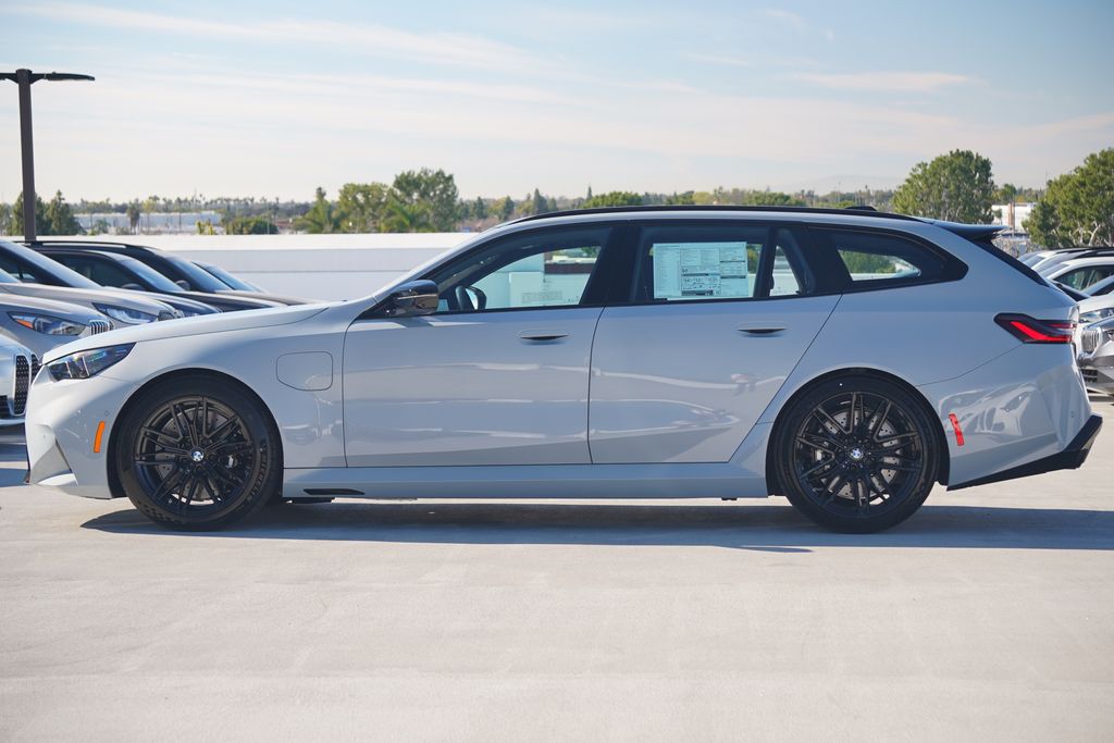 Thumbnail: 2026 BMW M5 - 4