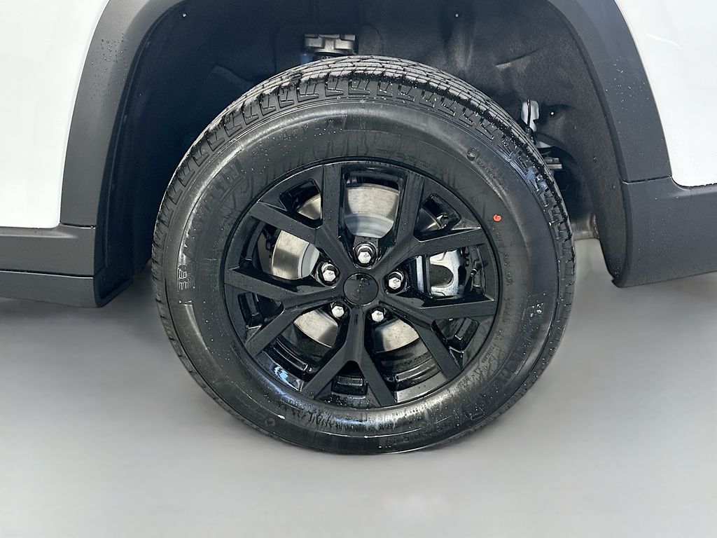 New 2026 White/off-white Jeep Laredo Altitude image 21