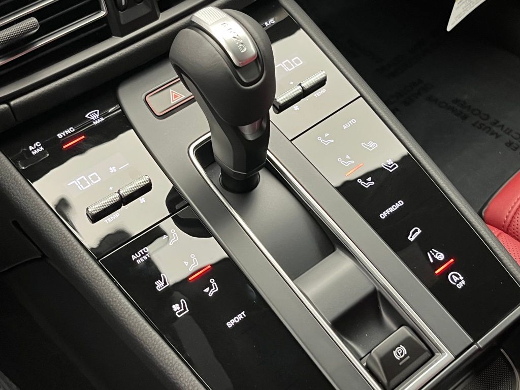 Thumbnail: 2026 Porsche Macan - 15