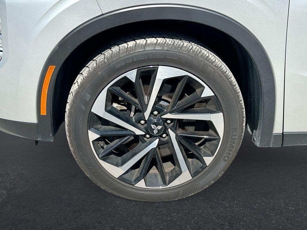 Thumbnail: 2024 Mitsubishi Outlander - 10