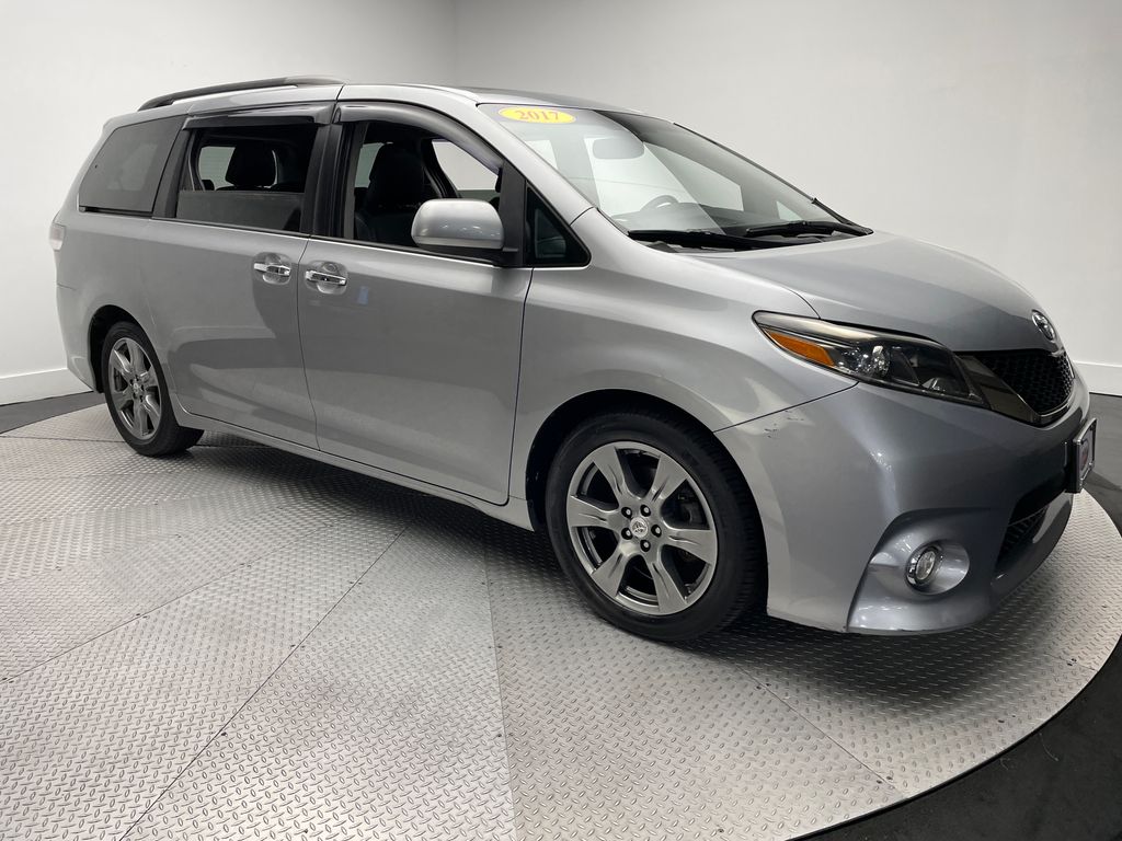 Thumbnail: 2017 Toyota Sienna - 3