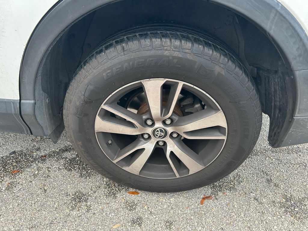 Thumbnail: 2018 Toyota RAV4 - 9