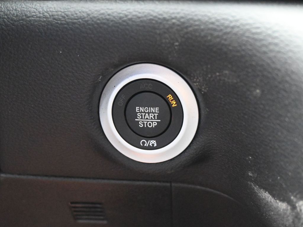 New 2026 Bright White Clearcoat Chrysler Select image 27