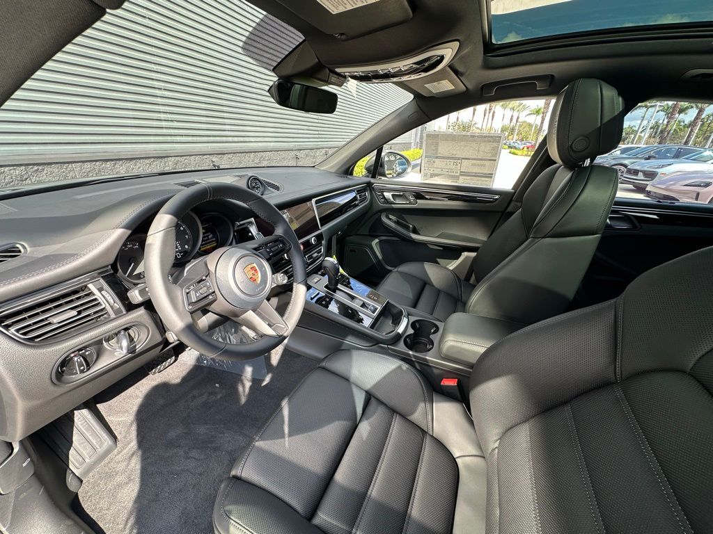 Thumbnail: 2026 Porsche Macan - 4