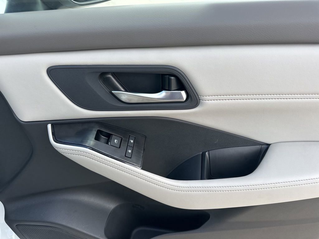 2025 Everest White Pearl Nissan Rogue SV FWD SUV