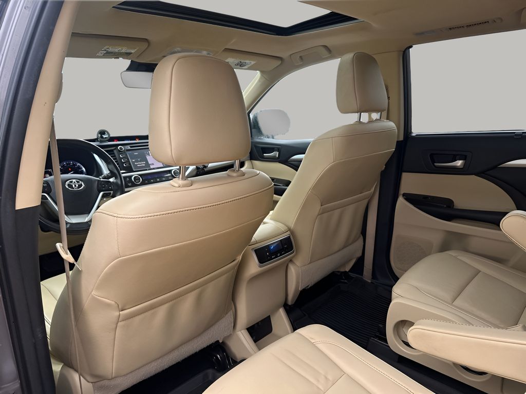 Used Car 2019 Toyota Highlander  Xle For Sale Under $25,000 In Austin, Texas