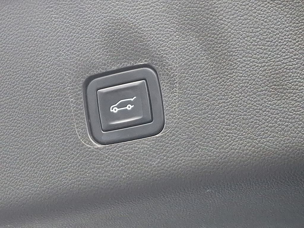 Thumbnail: 2023 Chevrolet Traverse - 32