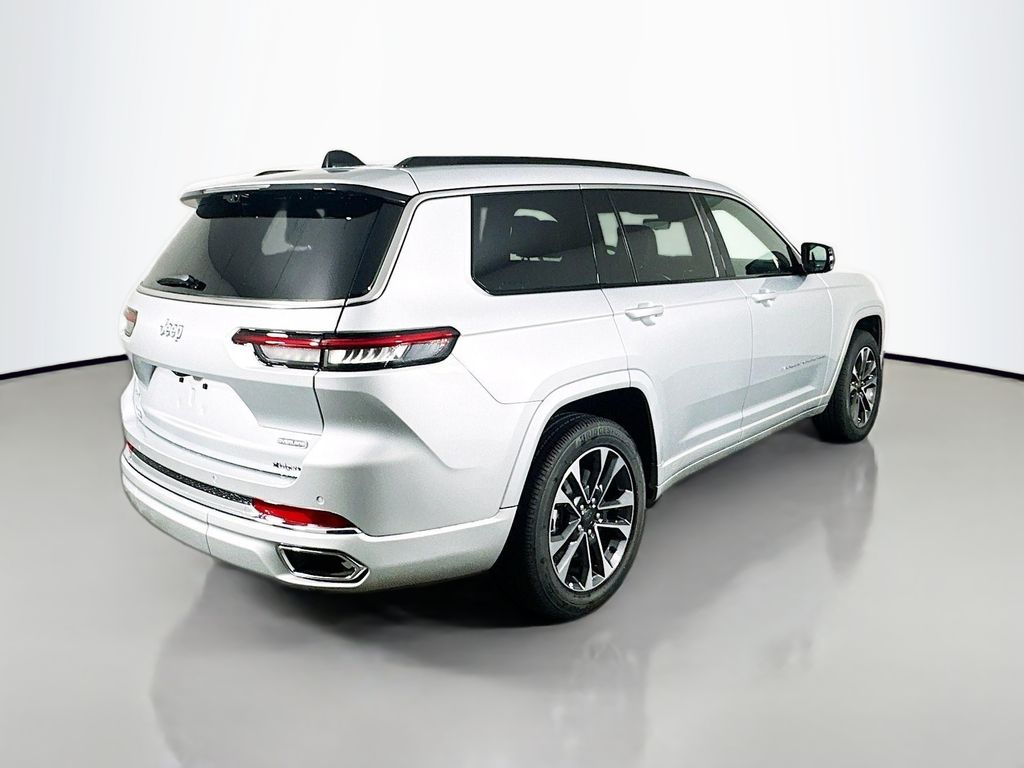 New 2025 Silver Jeep Overland image 7