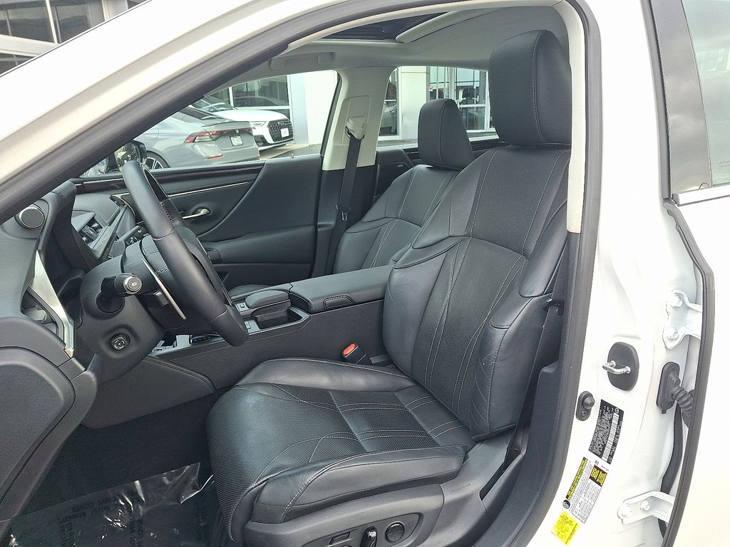 Thumbnail: 2021 Lexus ES - 13